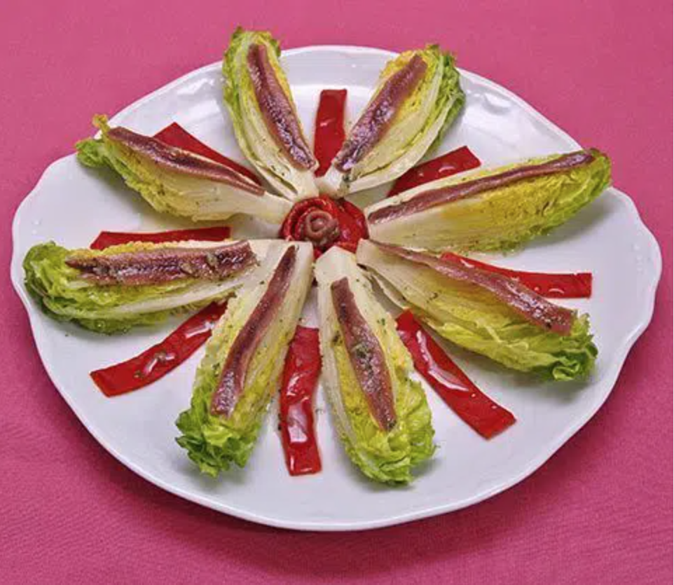 Cogollos de lechuga a la mediterránea con conejo al ajillo.